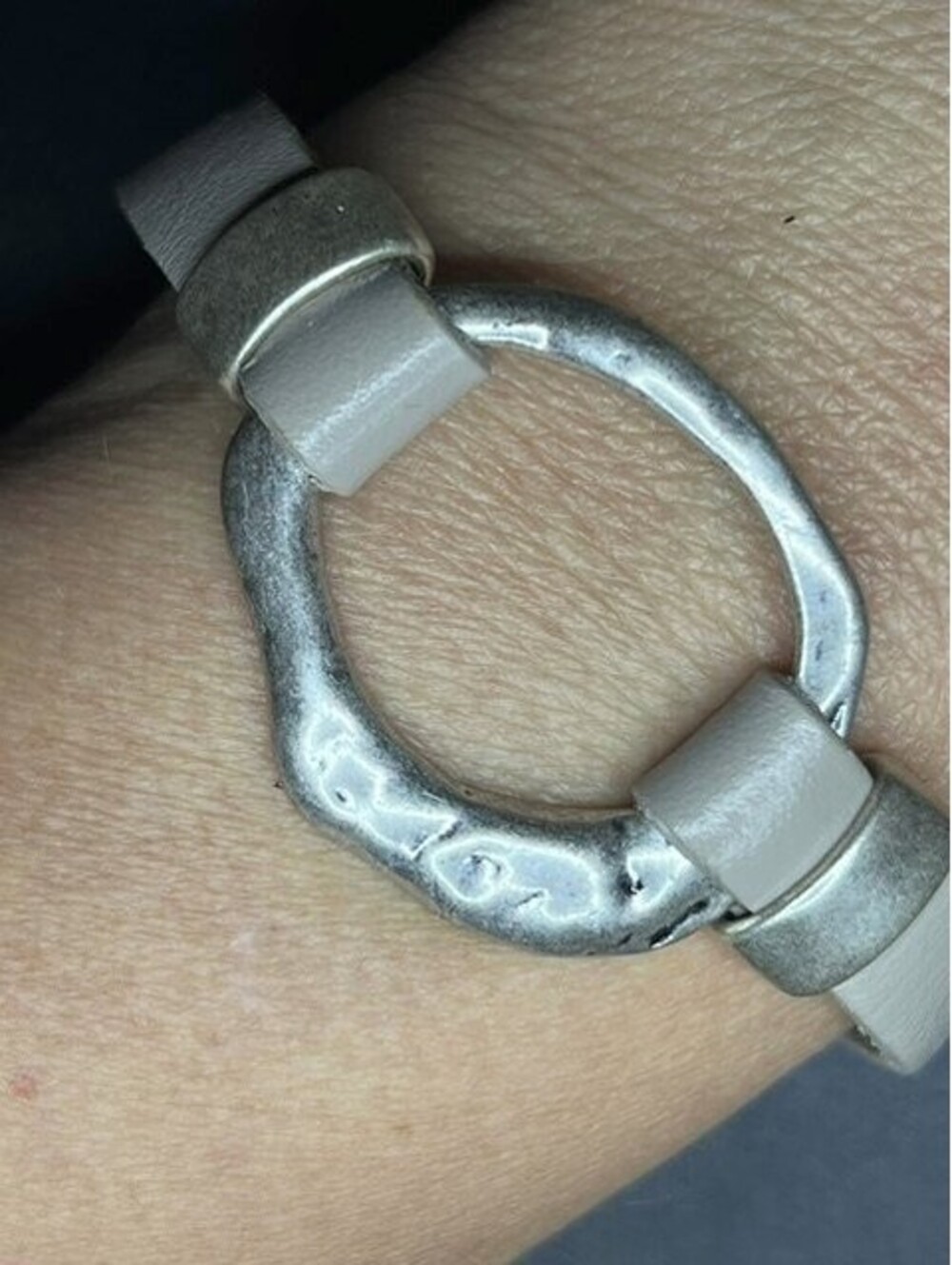 B7343 SAACHI Leather Wrap Bracelet Hammered Silver Tone Magnetic Clasp 7.5"